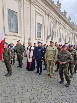 Komendant Główny Policji wśród innych uczestników uroczystości.