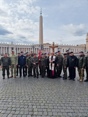 Komendant Główny Policji wśród innych uczestników uroczystości.