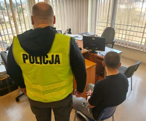 policjant z zatrzymanym.