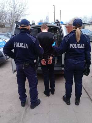 Policjanci z zatrzymanym.