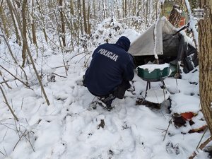 zima, śnieg leży na ziemi. policjant sprawdza miejsce w pustostanie.