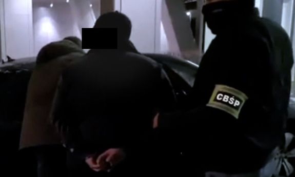 policjant z zatrzymanym.
