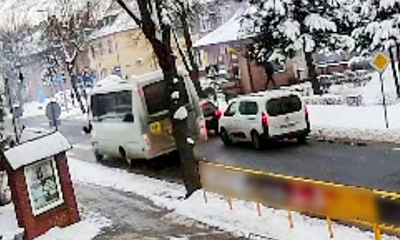 kadr z monitoringu. autobus wyprzedza na przejściu.