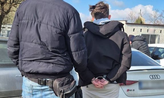 policjant z zatrzymanym.