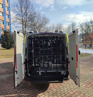 Zdjęcie przedstawia tylną część od wewnątrz pojazdu furgon wypadowy marki Volkswagen Crafter