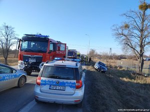 Straż pożarna i policja działają po wypadku drogowym.