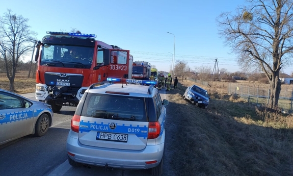 Straż pożarna i policja działają po wypadku drogowym.