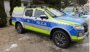 Zdjęcie przedstawia radiowóz oznakowany typu pick-up Isuzu D-MAX