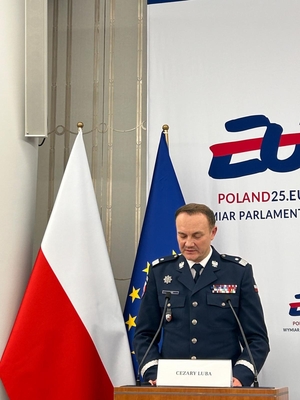 Komendant Centralnego Biura Śledczego Policji nadinsp. Cezary Luba podczas przemówienia na Spotkaniu Grupy ds. Wspólnej Kontroli Parlamentarnej Europolu (GWKP) w Senacie RP.