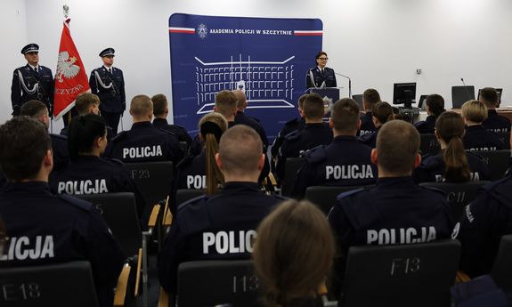 zdjęcie grupowe, policjanci siedzą na krzesłach.