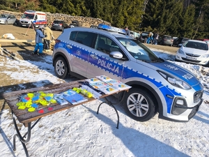 Stoisko profilaktyczne obok radiowozu.