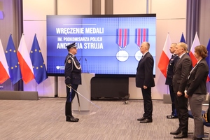 Policjanci podczas uroczystości wręczenia medali im. Andrzeja Struja.