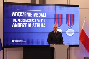 Policjanci podczas uroczystości wręczenia medali im. Andrzeja Struja.