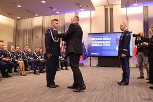 Policjanci podczas uroczystości wręczenia medali im. Andrzeja Struja.