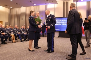 Policjanci podczas uroczystości wręczenia medali im. Andrzeja Struja.