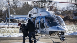 Kobieta i mężczyzna przy policyjnym śmigłowcu.