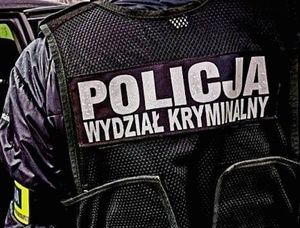 Napis Policja Wydział Kryminalny na plecach kamizelki policjanta.