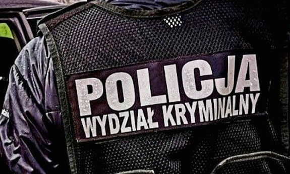 Napis Policja Wydział Kryminalny na plecach kamizelki policjanta.