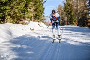 Zawodniczka na trasie biegu.