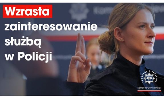 Z lewej strony widoczny napis: Wzrasta zainteresowanie służbą w Policji, z prawej policjantka, która trzyma dłoń z uniesionymi palcami do góry. Poniżej widoczna policyjna gwiazda i wokół niej napis: Pomagamy i chronimy, a pod spodem napis: komenda Główna Policji.