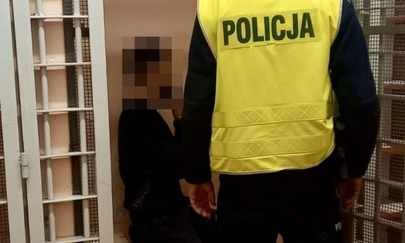policjant z zatrzymanym.