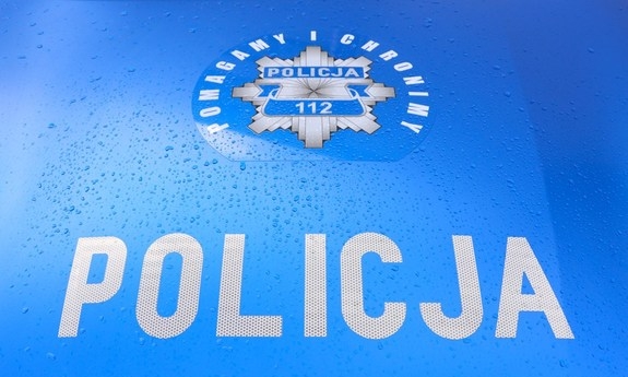 Logo Pomagamy i chronimy na masce radiowozu i napis Policja.