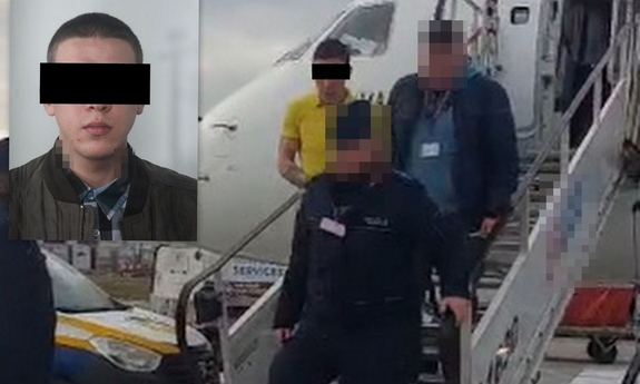 Kolaż dwóch zdjęć. Po prawej stronie policjant wyprowadza po schodach z samolotu zatrzymanego, po lewej zatrzymany mężczyzna.
