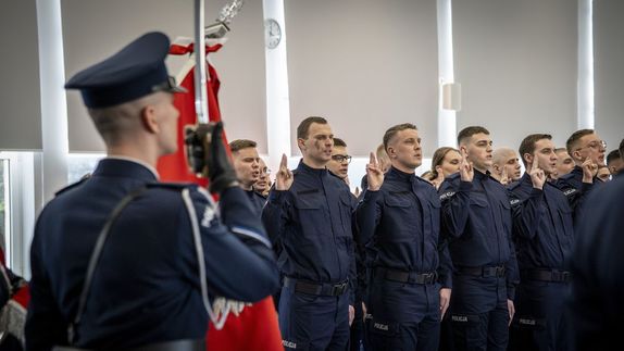 Stojący w szeregach nowo przyjęci policjanci składają ślubowanie.
