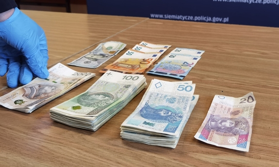 Pliki banknotów na stole.