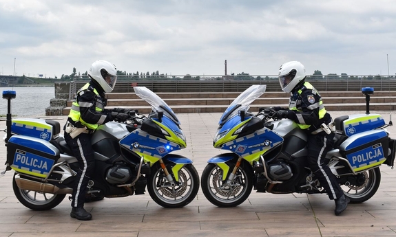 Dwaj funkcjonariusze ruchu drogowego na motocyklach.