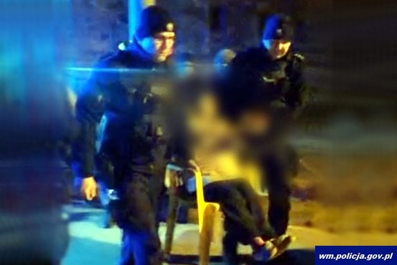Policjanci ewakuujący mieszkankę