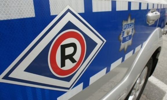 Logo ruchu drogowego na drzwiach radiowozu.