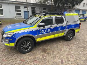 Zdjęcie przedstawia radiowóz oznakowany typu pick-up Isuzu D-MAX