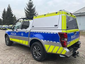 Zdjęcie przedstawia radiowóz oznakowany typu pick-up Isuzu D-MAX