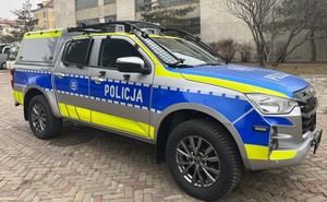 Zdjęcie przedstawia radiowóz oznakowany typu pick-up Isuzu D-MAX