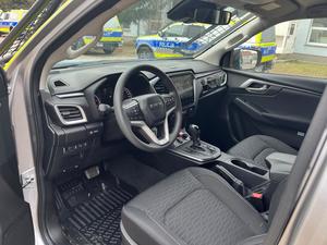 Zdjęcie przedstawia wnętrze radiowozu oznakowanego typu pick-up Isuzu D-MAX