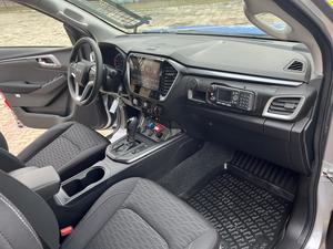 Zdjęcie przedstawia wnętrze radiowozu oznakowanego typu pick-up Isuzu D-MAX