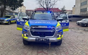 Zdjęcie przedstawia radiowóz oznakowany typu pick-up Isuzu D-MAX