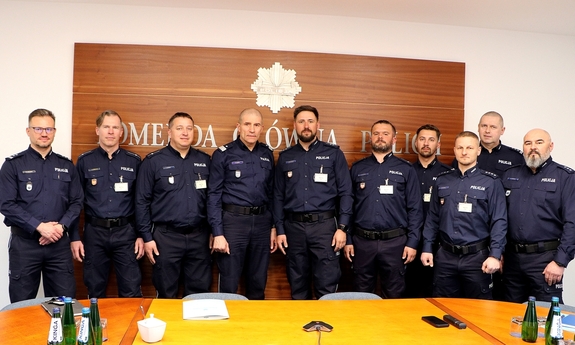 Zdjęcie grupowe policjantów biorących udział w spotkaniu z I Zastępcą Komendanta Głównego Policji nadinsp. Romanem Kusterem.