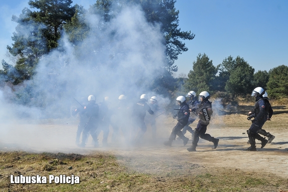 Policjanci w trakcie ćwiczeń.