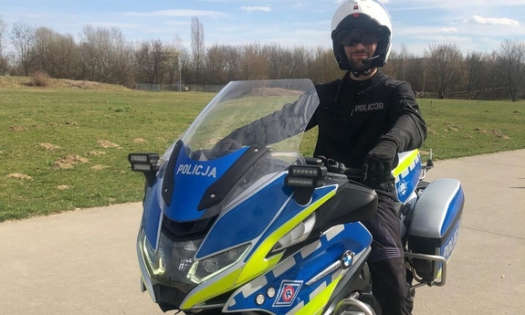 Na zdjęciu umundurowany policjant na motocyklu.