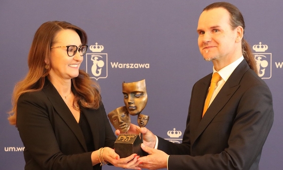 Przekazanie włodarzom miasta z Wielkopolski przechodniej statuetki.
