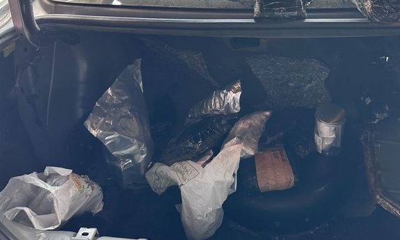 Na zdjęciu - wnętrze bagażnika, w którym znajdują się worki, słoik oraz opona zapasowa.
