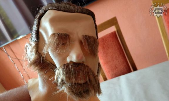 Maska imitująca twarz mężczyzny.