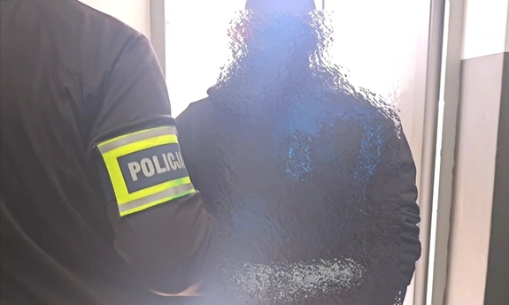 Policjant z zatrzymanym.