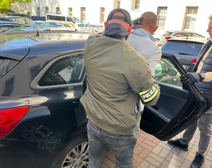 Dwaj policjanci z zatrzymanym.