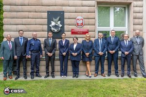 uczestnicy przed siedzibą CBŚP