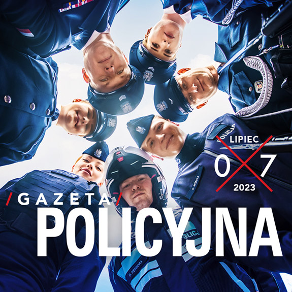 Fragment okładki Gazety Policyjnej przedstawiający grupę policjantów stojących w kręgu, spoglądających z góry w obiektyw.