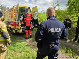 Odnaleziony mężczyzna wkładany jest przez ratowników do karetki.