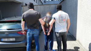 Nieumundurowani policjanci oraz zatrzymany.